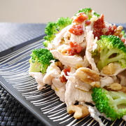 さっぱり！茹で鶏肉とブロッコリーのサラダ～梅にんにくソース～