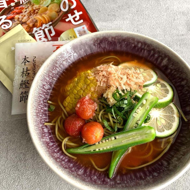 トマトの旨み！冷たい茶そば