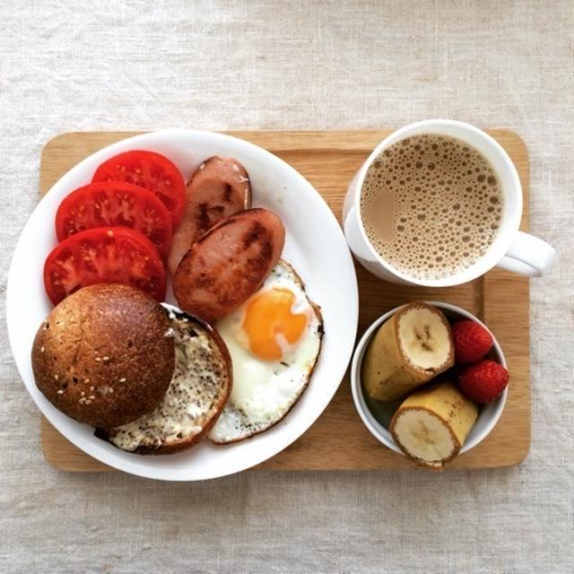 2月29日の朝ごはん。調理時間10分。ハンバーガープレート
