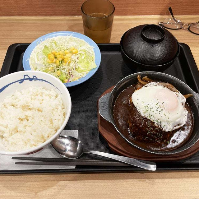 エッグビーフ100%ハンバーグ定食を食べる 〜松屋〜