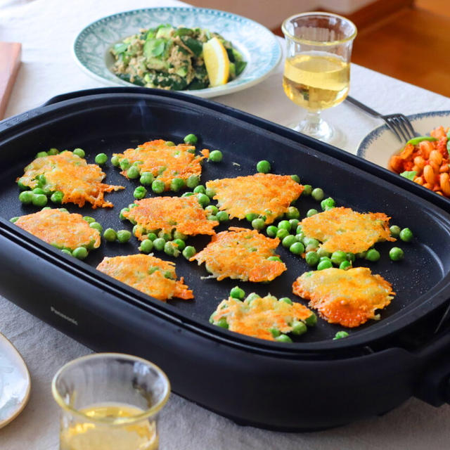 【春のおつまみ】グリンピースと釜揚げしらすのチーズガレット｜ホットプレートで香ばし簡単レシピ