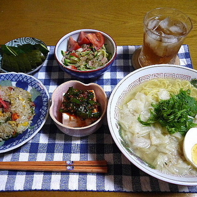 【夕食】ワンタン麺・炒飯・塩くらげの中華サラダ…