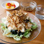 カリカリごぼうがポイント！『豆腐とわかめの中華風サラダ カリカリごぼうのせ』
