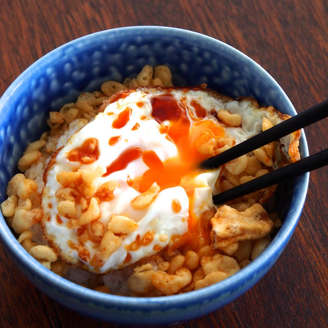 目玉焼きと揚げ玉をあったかゴハンにのっけて、しょうゆをぶっかけるだけの「食べれば玉子天丼」がウマ死！！