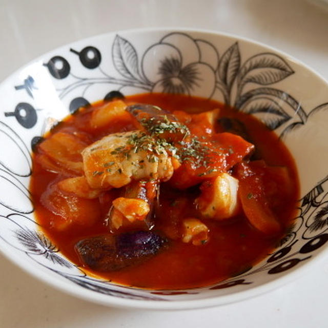 バジルとチリペッパーで、茄子とタラのスパイシートマト煮