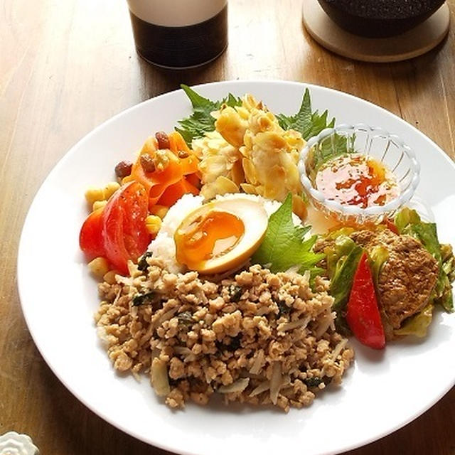 大豆ミートの和風ガパオ、ささみのアーモンド揚げ・・・お弁当の残り物ワンプレート♪