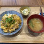 【献立】玉子丼、大根ときゅうりのマヨ和え、キャベツのお味噌汁