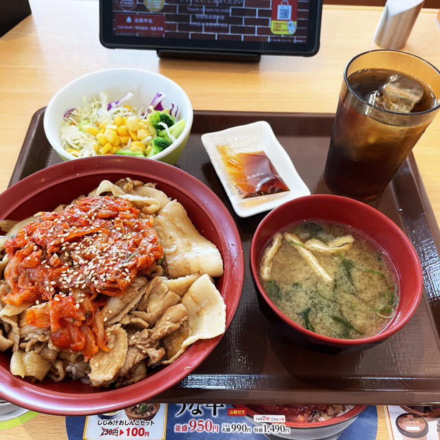 キムチ豚カルビ丼の肉1.5倍盛とサラダセットを食べたさ 〜すき家〜