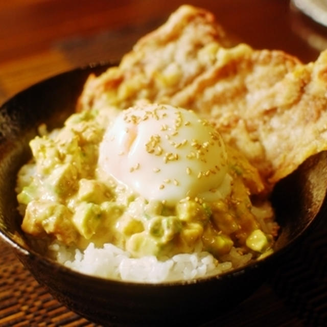 イチジクとアボカドのクリーミー丼　カリカリ豚肉添え