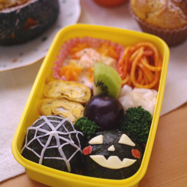 ハロウィンの蜘蛛の巣おにぎり弁当