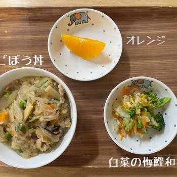 幼稚園の給食（鶏ごぼう丼）