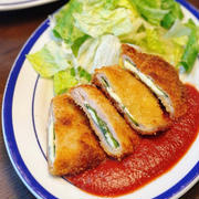 揚げ焼きで簡単！がっつりなのにさっぱり♪ワインにも合う♡「しそチーズかつのトマトソース」レシピ