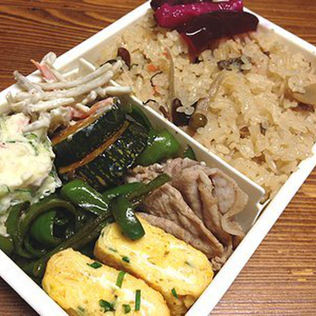 炊き込みご飯弁当。新しいベットで爆睡するきなこ。書き間違い。