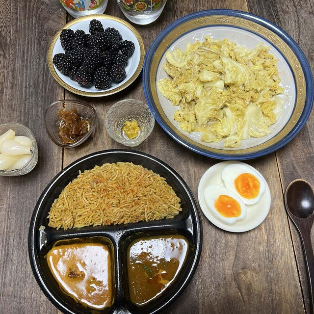 711エリックサウスビリヤニセット チキンカレー バターチキン・キャベツサブジ・黒すぐり・茹で卵