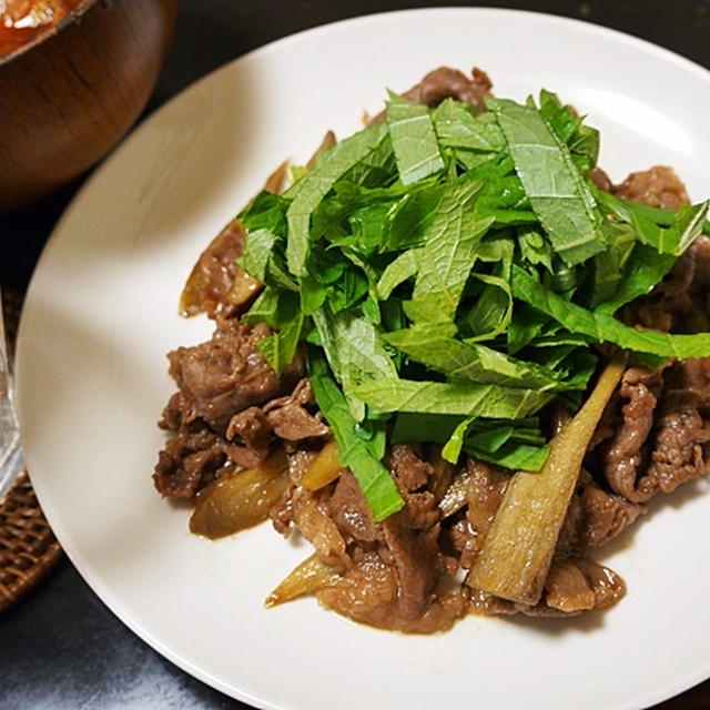 【牛肉ごぼう炒め青じそかけ】一見変わっているけれど、じつは定番。