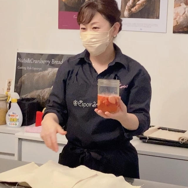 春の特別レッスン、いちご酵母をつかってクッペを焼いています。