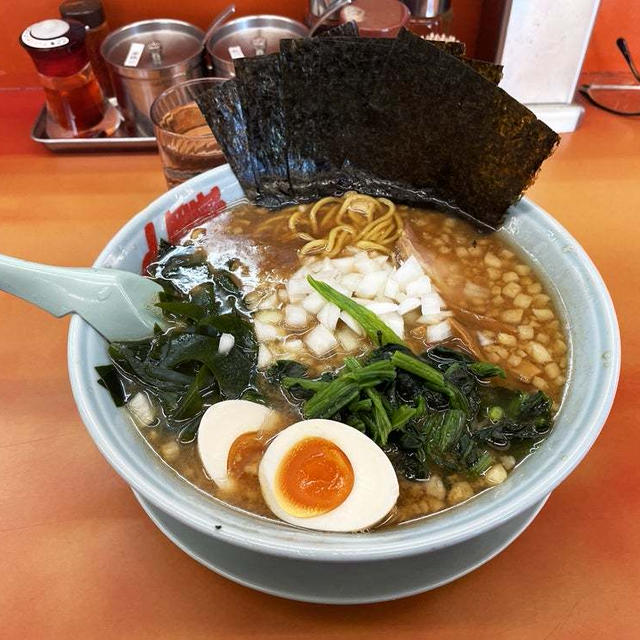 プレミアム醤油とんこつラーメン中盛を背脂多め味こいめで啜る 〜ほうれん草・海苔5枚・味付け玉子〜