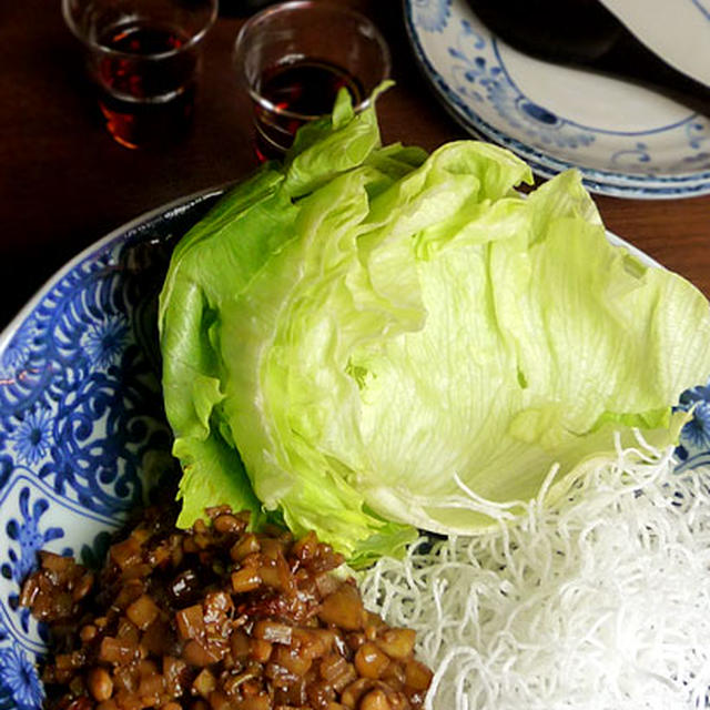 揚げビーフンと納豆のレタス包み