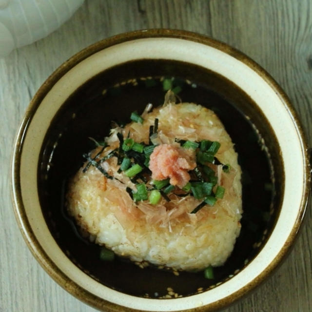 焦がしバター醤油の明太焼きおにぎり茶漬け