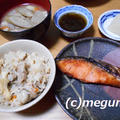 かやくご飯と豚汁と甘塩鮭の夕食