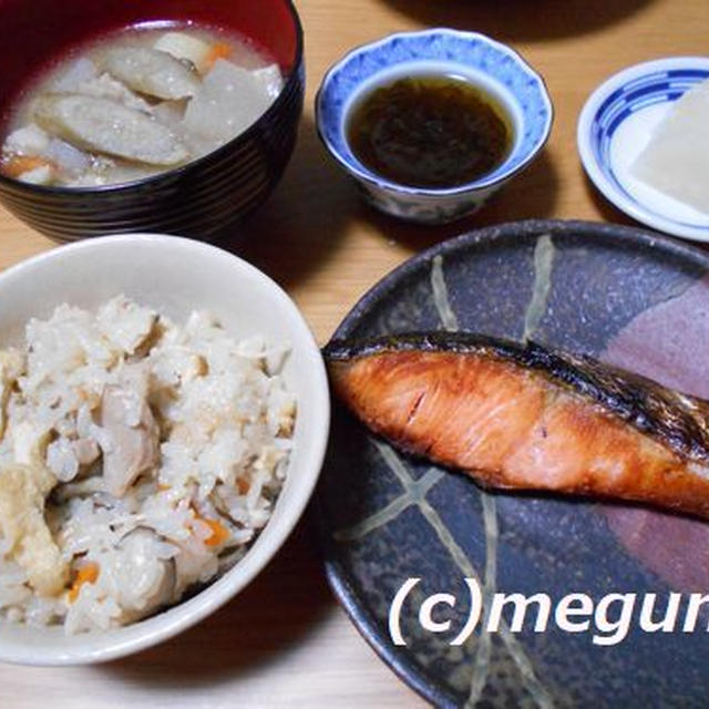かやくご飯と豚汁と甘塩鮭の夕食