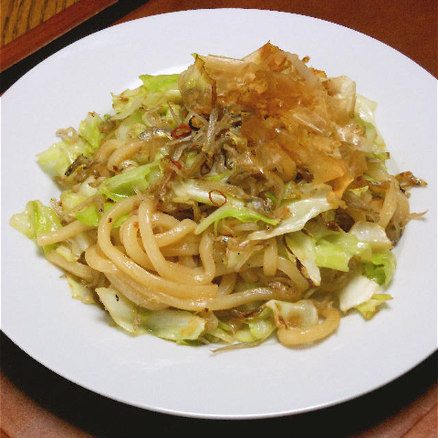 冷凍さぬきうどんで簡単！じゃことキャベツのペペロンチーノ焼うどん。