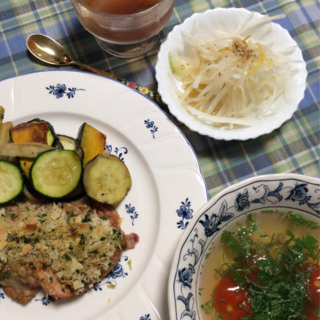 オーブンが鶏と野菜を焼く間に、スープとサラダを作る