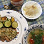 オーブンが鶏と野菜を焼く間に、スープとサラダを作る