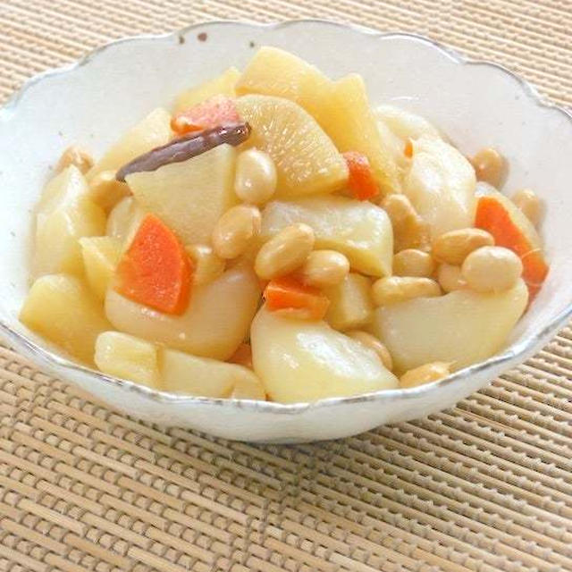 切って煮るだけ簡単〜ボリュームたっぷり＆ヘルシー！大根、大豆、こんにゃくの五目煮風。