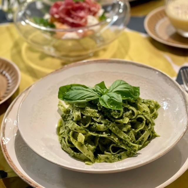 ベランダですくすく育ったバジルでジェノベーゼと、桃モッツァレラとかの夜ごはん