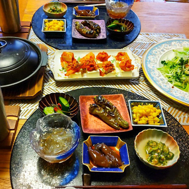 キムチ豆腐、サーモンマリネサラダ、コーンバターに小鉢６品で晩酌