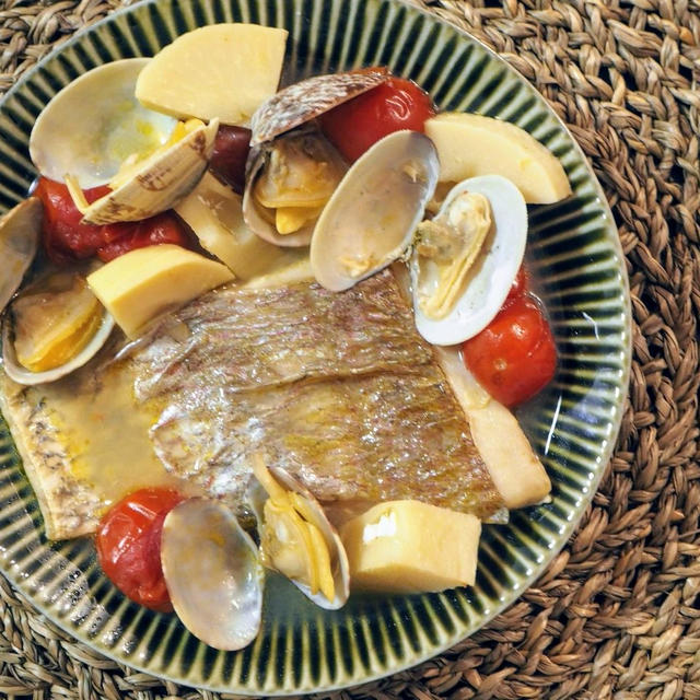 切り身でお手軽ごちそう！魚貝のうまみがたっぷり凝縮「真鯛と春野菜のアクアパッツァ」レシピ
