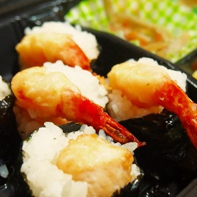 天むすと唐むすのお弁当　　　１００円パン屋さんの葡萄のデニッシュ　　ペンパイナッポーアッポーペン♪