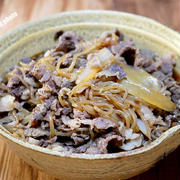 基本を大事に「牛肉と糸こんにゃくのすき煮」＆「にんべん極鰹だし小海老天そば」