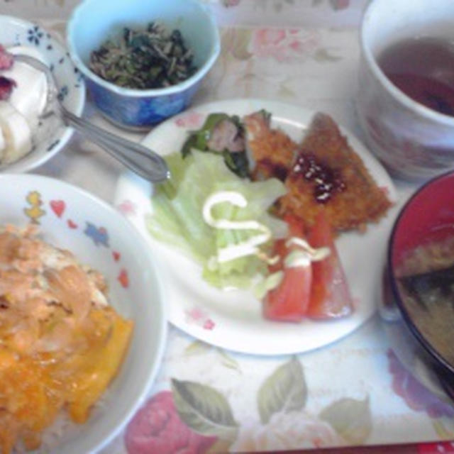 今朝の自分ご飯、昨日のカツでミニカツ丼とか、大根の味噌汁とか♪