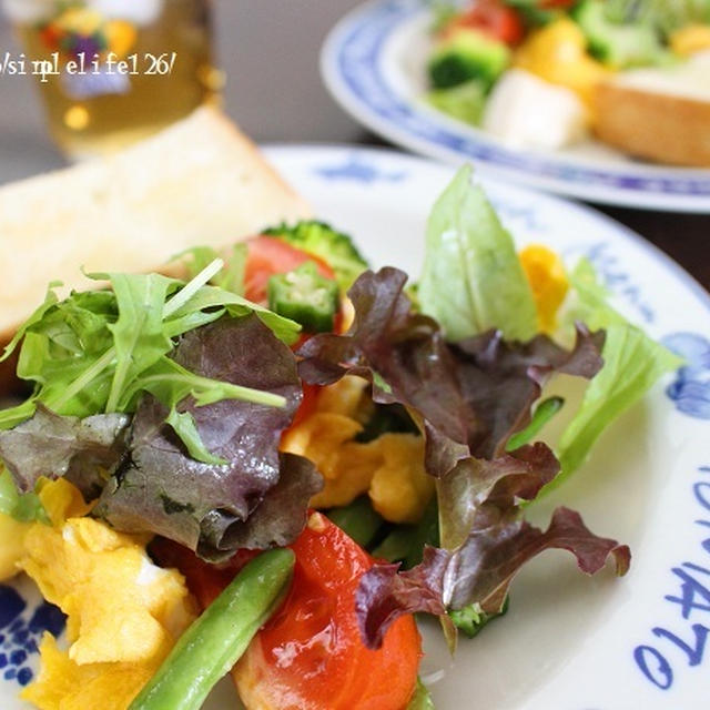 先日の朝ごはん☆ｽｸﾗﾝﾌﾞﾙｴｯｸﾞ入りﾎﾞﾘｭｰﾑｻﾗﾀﾞ