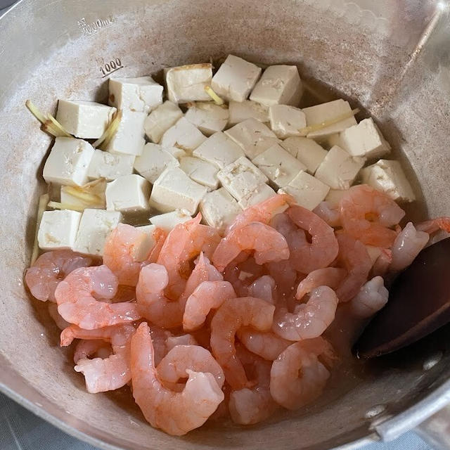 お鍋に入れて煮るだけ【豆腐とエビのとろみだし煮】と昨日の晩ごはん