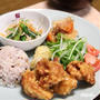 鶏の唐揚げと常備菜・プレート。