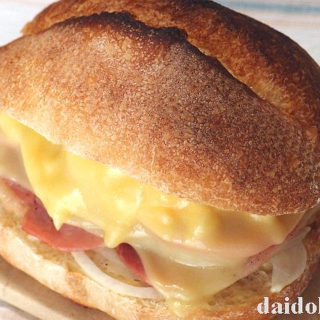 たっぷりハムと玉子のサンドイッチ | QBB大きいスライスチーズ