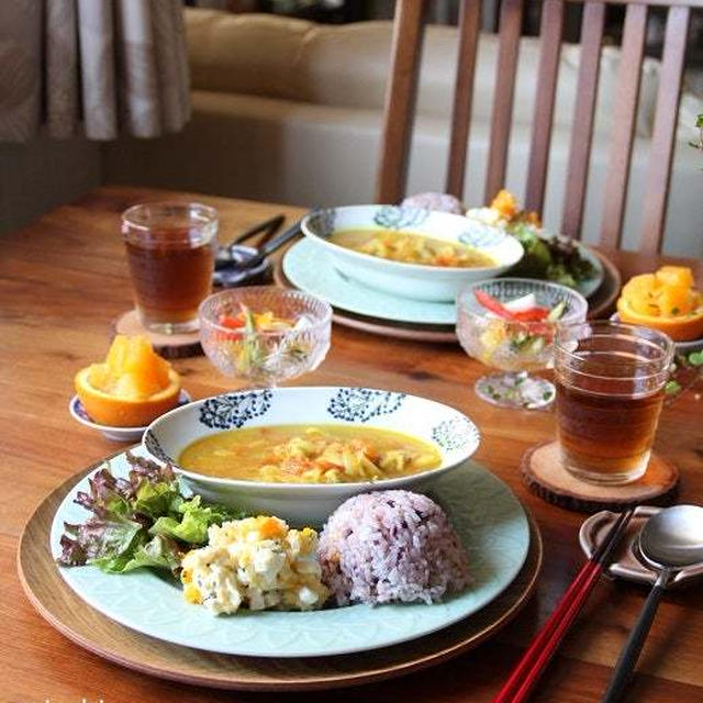 チキンとトマトのスープカレー と 野菜のピクルス。