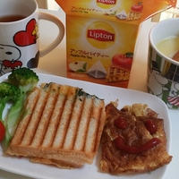 お紅茶とパニーニとリメイクオムレツ。