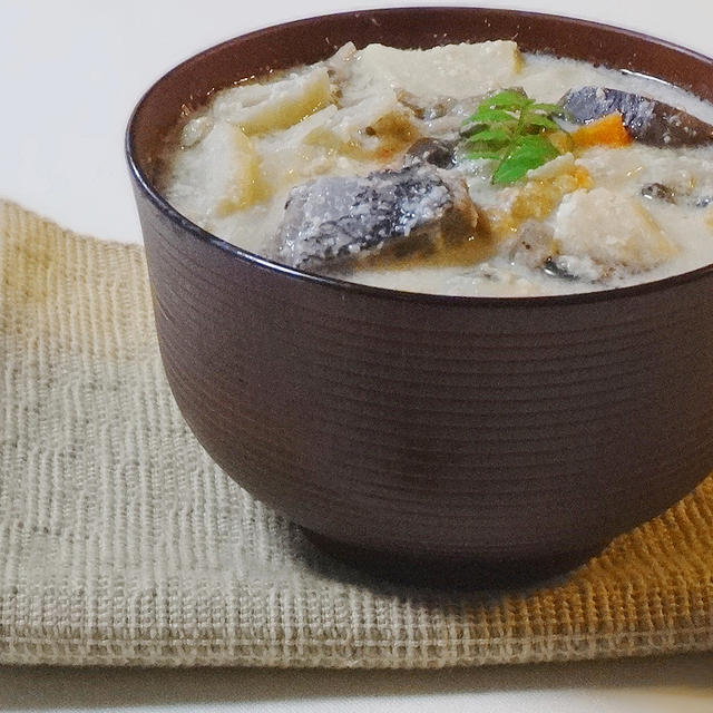 鰤・牡蠣と茄子ぬか漬けの粕汁