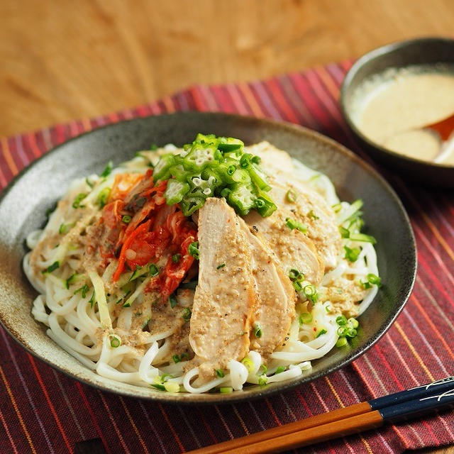 キムチとバンバンジーのぶっかけうどん