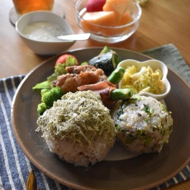 朝ごはんと夏休みの宿題。