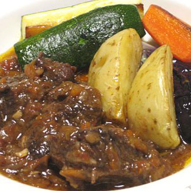 牛ほほ肉の赤ワイン煮込み