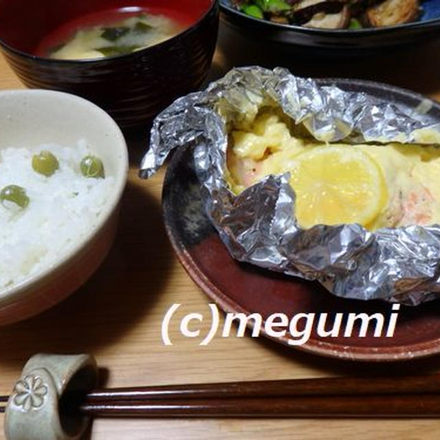 豆ごはん＆生鮭のホイル包み蒸し＆生シイタケとアスパラのおかか和えの夕食