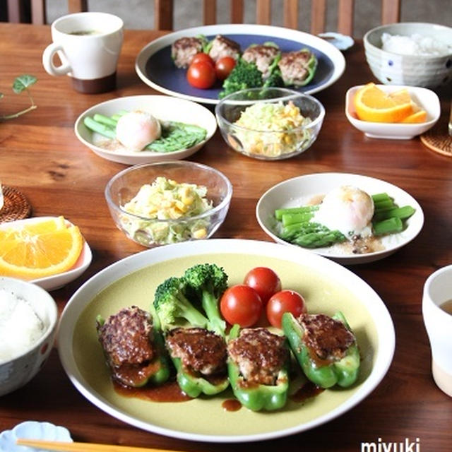 ピーマンの肉詰め と ゆでアスパラの温玉のせ。