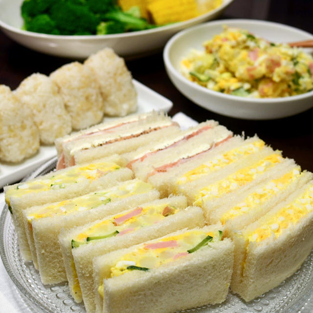 サンドイッチやおにぎりの夜食風晩ご飯