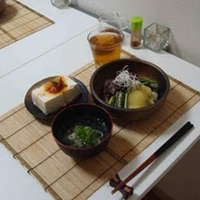 焼肉丼、冷奴、わかめスープ（Grilled Meat with Rice, Chilled Tofu, and Wakame Seaweed Soup）