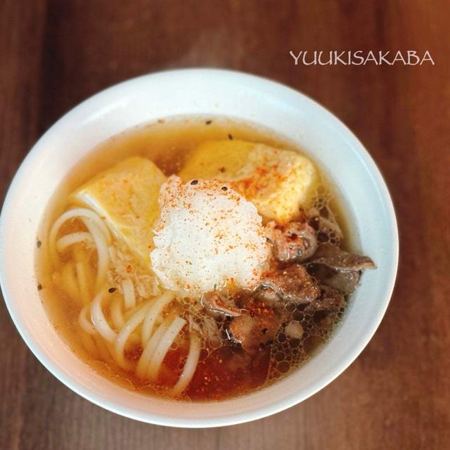 うどんに、牛肉とだし巻き卵を乗せて、食べ応え抜群、大満足！冬に元気が出る一杯！